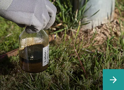 Hydrogeologische Untersuchung mit Grundwasserprobe im Gelände